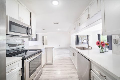 House in Hollywood, Florida 3 bedrooms, 136.57 sq.m. № 1887263 - photo 6