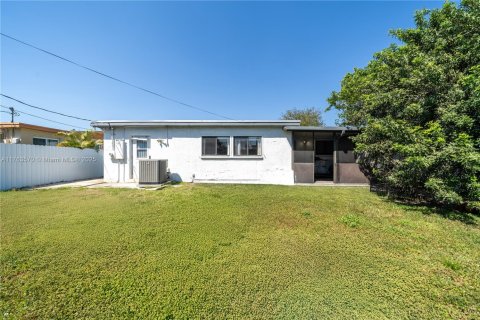 House in Hollywood, Florida 3 bedrooms, 136.57 sq.m. № 1887263 - photo 16