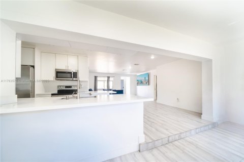 House in Hollywood, Florida 3 bedrooms, 136.57 sq.m. № 1887263 - photo 5