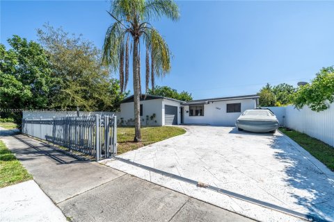 House in Hollywood, Florida 3 bedrooms, 136.57 sq.m. № 1887263 - photo 1