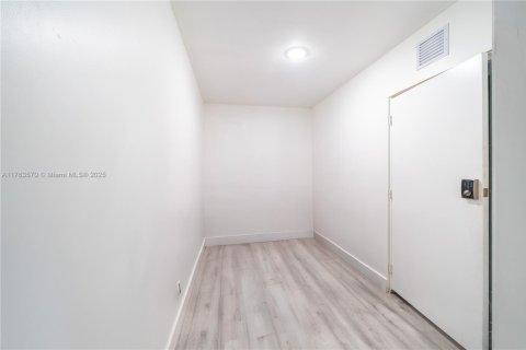 House in Hollywood, Florida 3 bedrooms, 136.57 sq.m. № 1887263 - photo 14