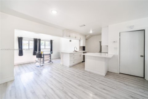 House in Hollywood, Florida 3 bedrooms, 136.57 sq.m. № 1887263 - photo 3