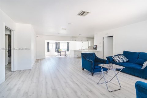 House in Hollywood, Florida 3 bedrooms, 136.57 sq.m. № 1887263 - photo 2