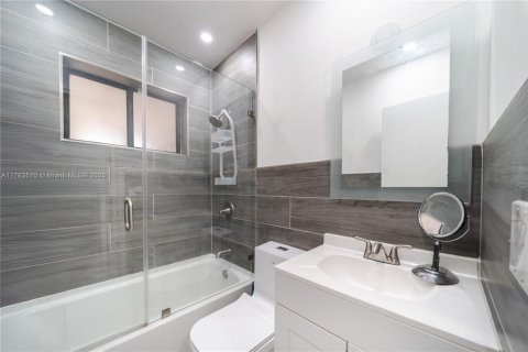 House in Hollywood, Florida 3 bedrooms, 136.57 sq.m. № 1887263 - photo 8