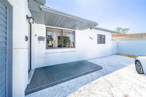 House in Hollywood, Florida 3 bedrooms, 136.57 sq.m. № 1887263 - photo 23