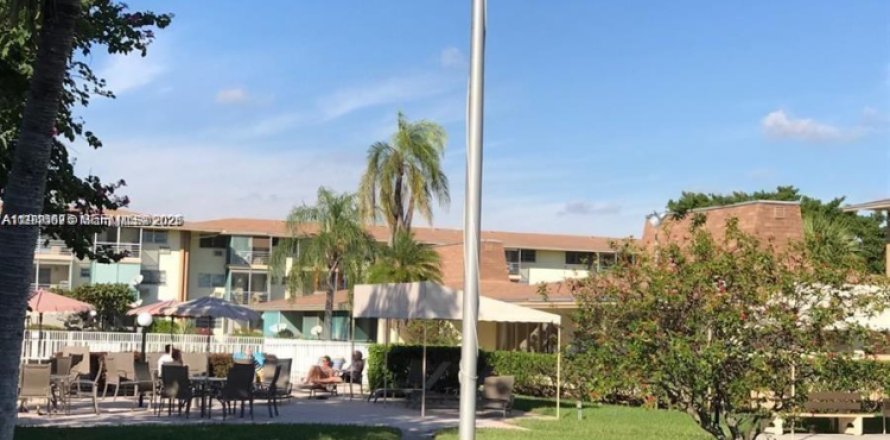 Condominio en Miami, Florida, 1 dormitorio  № 2002635