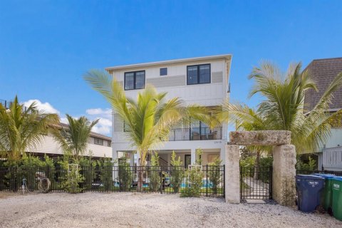 House in Bradenton Beach, Florida 6 bedrooms, 315.87 sq.m. № 2130875