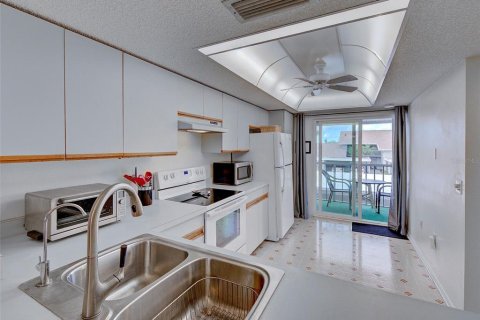 Condo in Venice, Florida, 2 bedrooms  № 2098373 - photo 11