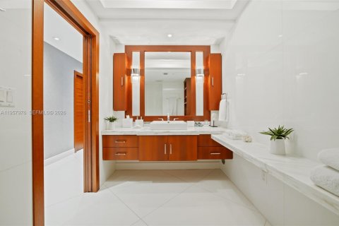 Condominio en venta en Sunny Isles Beach, Florida, 3 dormitorios, 280.19 m2 № 2018036 - foto 21