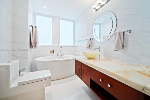 Condominio en venta en Sunny Isles Beach, Florida, 3 dormitorios, 280.19 m2 № 2018036 - foto 25