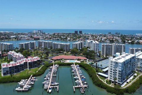 Condominio en Saint Petersburg, Florida, 2 dormitorios № 2201742