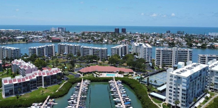Condominio en Saint Petersburg, Florida, 2 dormitorios № 2201742