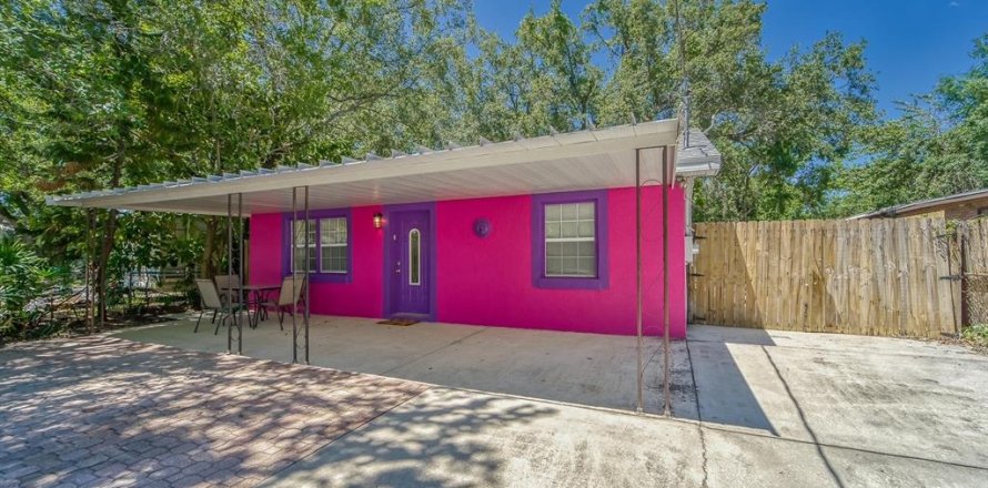 House in Tampa, Florida 3 bedrooms, 97.92 sq.m. № 1787648