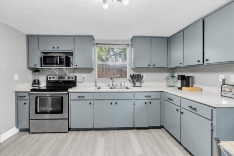House in Tampa, Florida 3 bedrooms, 97.92 sq.m. № 1787648 - photo 5