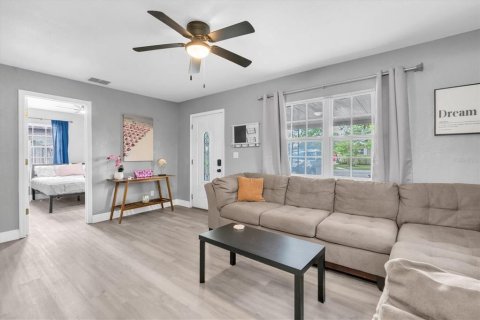 House in Tampa, Florida 3 bedrooms, 97.92 sq.m. № 1787648 - photo 3