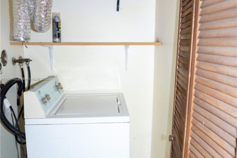 Townhouse in Coral Springs, Florida 2 bedrooms, 119.84 sq.m. № 1804540 - photo 11