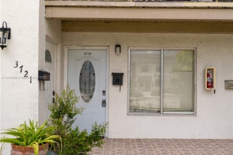 Townhouse in Coral Springs, Florida 2 bedrooms, 119.84 sq.m. № 1804540 - photo 2