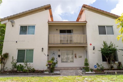 Townhouse in Coral Springs, Florida 2 bedrooms, 119.84 sq.m. № 1804540 - photo 1