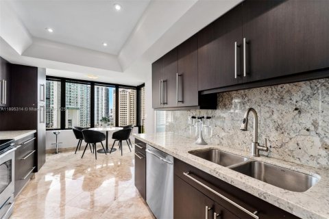 Condominio en alquiler en Miami, Florida, 3 dormitorios, 175.59 m2 № 2014977 - foto 5