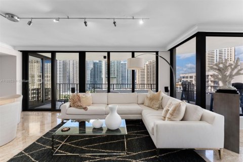 Condominio en alquiler en Miami, Florida, 3 dormitorios, 175.59 m2 № 2014977 - foto 10