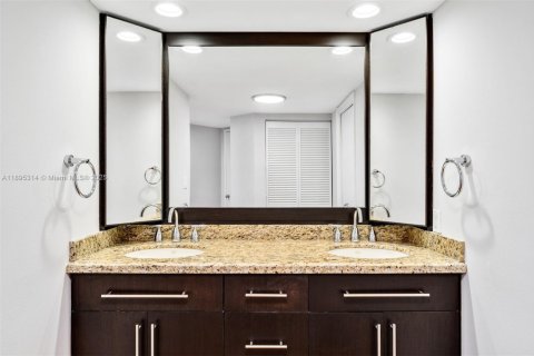 Condominio en alquiler en Miami, Florida, 3 dormitorios, 175.59 m2 № 2014977 - foto 21