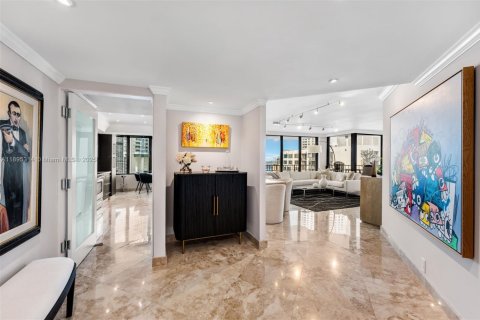 Condominio en alquiler en Miami, Florida, 3 dormitorios, 175.59 m2 № 2014977 - foto 3