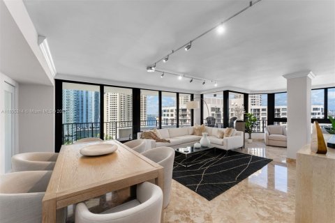 Condominio en alquiler en Miami, Florida, 3 dormitorios, 175.59 m2 № 2014977 - foto 9