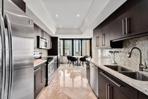 Condominio en alquiler en Miami, Florida, 3 dormitorios, 175.59 m2 № 2014977 - foto 4