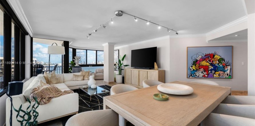 Condominio en Miami, Florida, 3 dormitorios  № 2014977