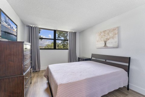 Condo in Weston, Florida, 2 bedrooms  № 2088044 - photo 16