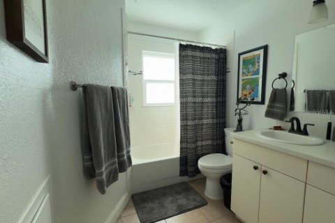 House in Gulfport, Florida 3 bedrooms, 140.56 sq.m. № 1616366 - photo 11