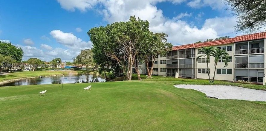 Condominio en Pembroke Pines, Florida, 2 dormitorios № 1977735