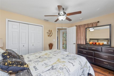 House in New Port Richey, Florida 4 bedrooms, 164.99 sq.m. № 1869154 - photo 29