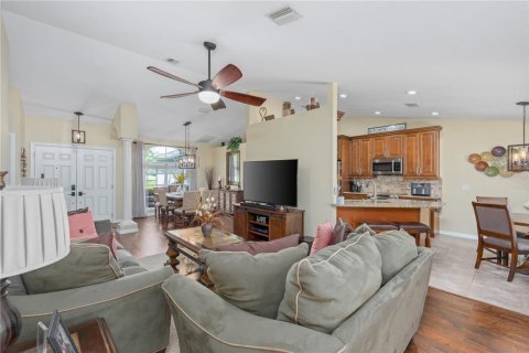 House in New Port Richey, Florida 4 bedrooms, 164.99 sq.m. № 1869154 - photo 13