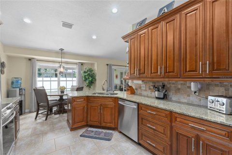 House in New Port Richey, Florida 4 bedrooms, 164.99 sq.m. № 1869154 - photo 15