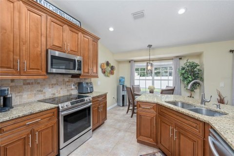 House in New Port Richey, Florida 4 bedrooms, 164.99 sq.m. № 1869154 - photo 14