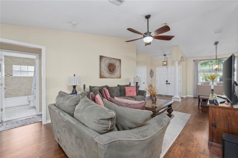 House in New Port Richey, Florida 4 bedrooms, 164.99 sq.m. № 1869154 - photo 12