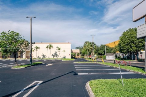 Propiedad comercial en venta en Miami, Florida № 2082445 - foto 14
