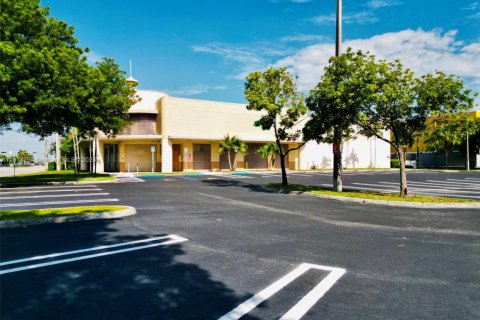 Propiedad comercial en venta en Miami, Florida № 2082445 - foto 8