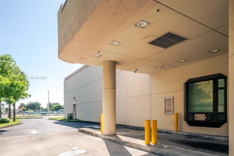 Propiedad comercial en venta en Miami, Florida № 2082445 - foto 12