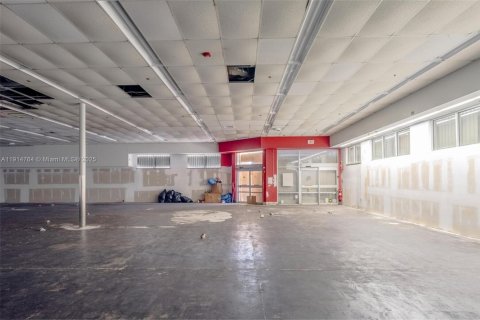 Propiedad comercial en venta en Miami, Florida № 2082445 - foto 19
