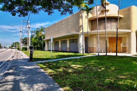 Propiedad comercial en venta en Miami, Florida № 2082445 - foto 6