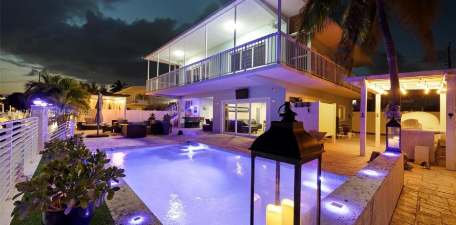 House in Key Largo, Florida 4 bedrooms, 117.06 sq.m. № 1740057