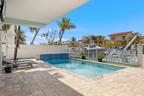 House in Key Largo, Florida 4 bedrooms, 117.06 sq.m. № 1740057 - photo 13