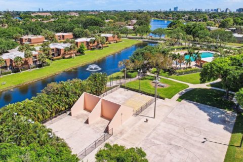 Adosado en alquiler en West Palm Beach, Florida, 2 dormitorios, 114.83 m2 № 1097825 - foto 1