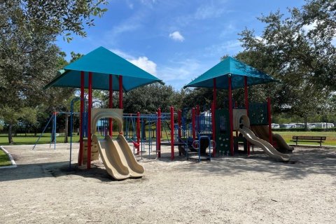 House in Orlando, Florida 4 bedrooms, 285.49 sq.m. № 1916650 - photo 12