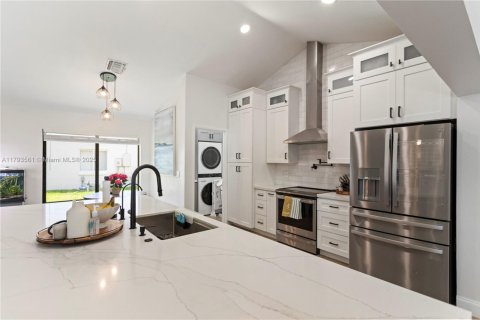 House in Coral Springs, Florida 4 bedrooms, 200.39 sq.m. № 1727659 - photo 23