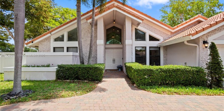 House in Coral Springs, Florida 4 bedrooms, 200.39 sq.m. № 1727659