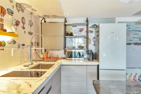 Condo in Miami Beach, Florida, 1 bedroom  № 1953548 - photo 11
