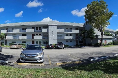 Studio in the Condo in Tamarac, Florida  № 2026766